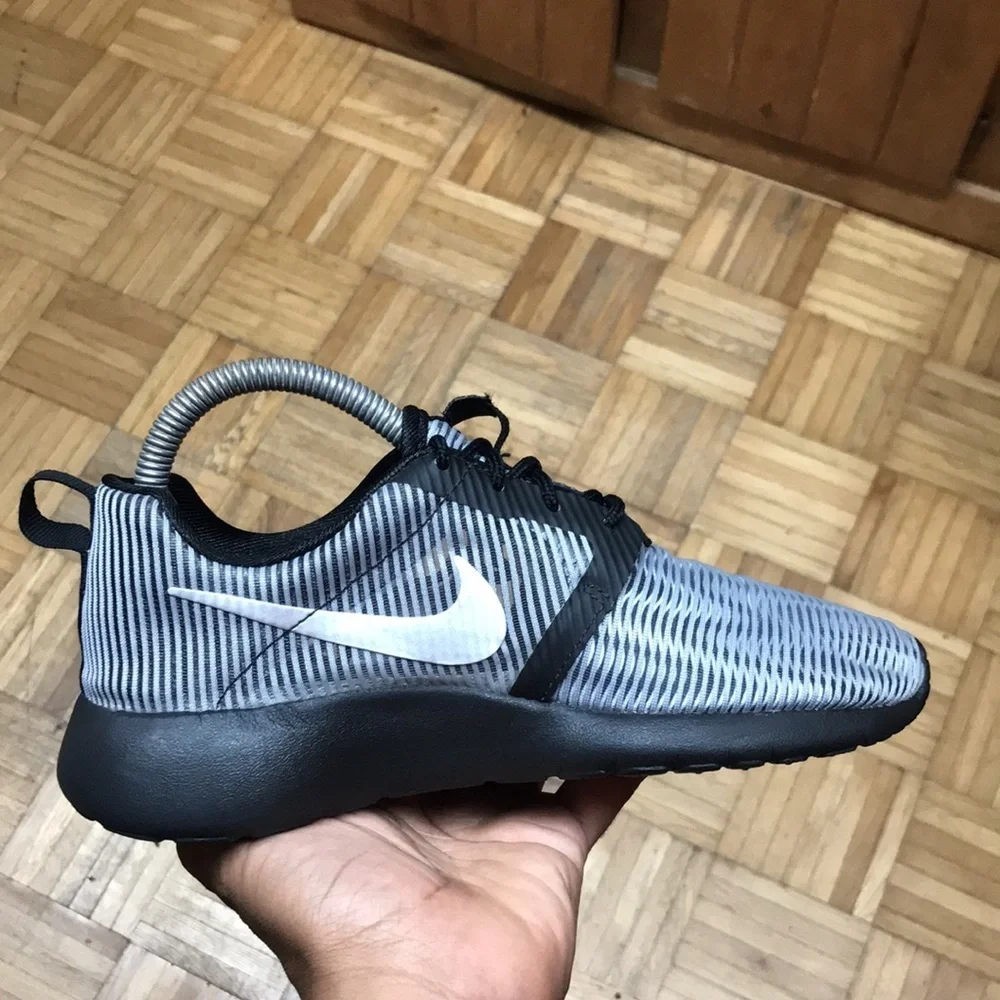 Nike Roshe Run Flight Weight “Black Silver”